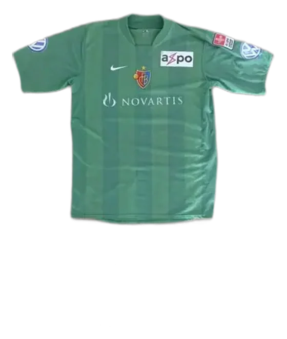 Freigestelltes Trikot vor hellem Hintergrund