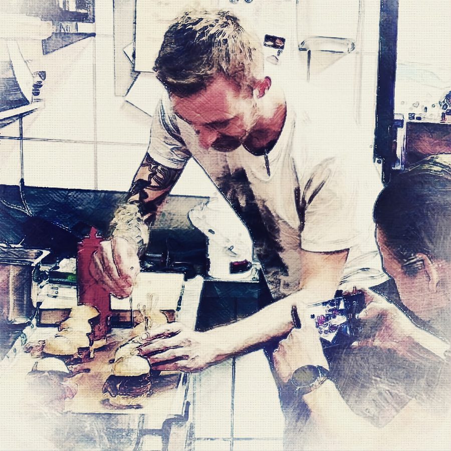 Elias bei der Arbeit in der Küche