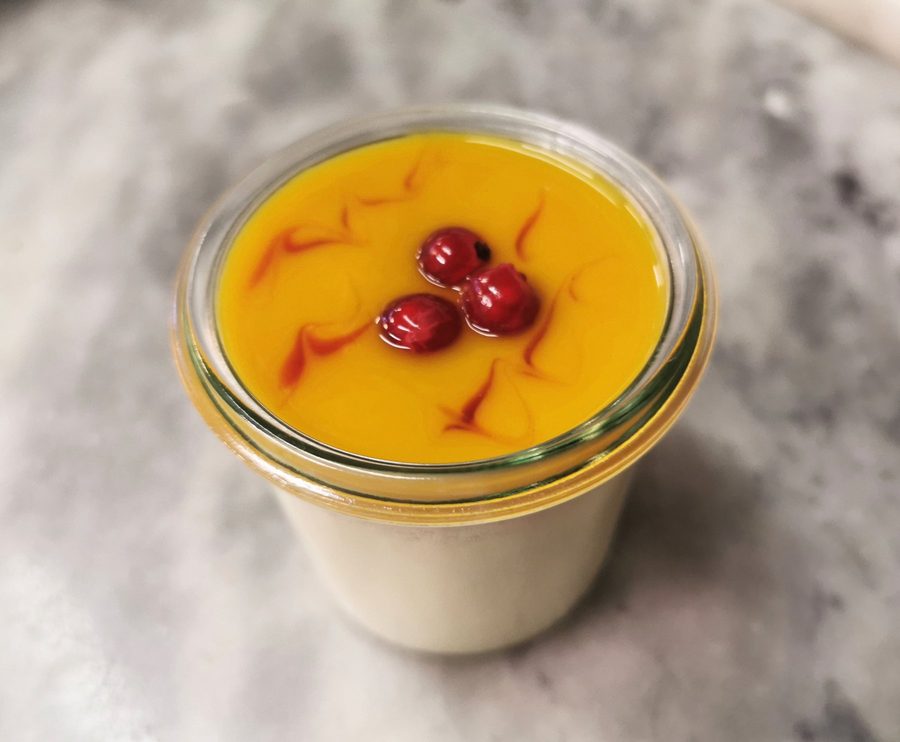 Panna Cotta im Weckglas mit Fruchtcoulis und rosa Pfefferbeeren